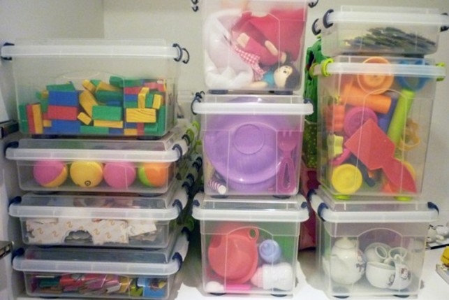 Caixas organizadoras são uma forma de evitar a bagunça dos brinquedos no quarto