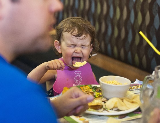 Ir com crianças em restaurantes muita vezes está longe de ser um lazer, mas dá para se preparar para os possíveis problemas