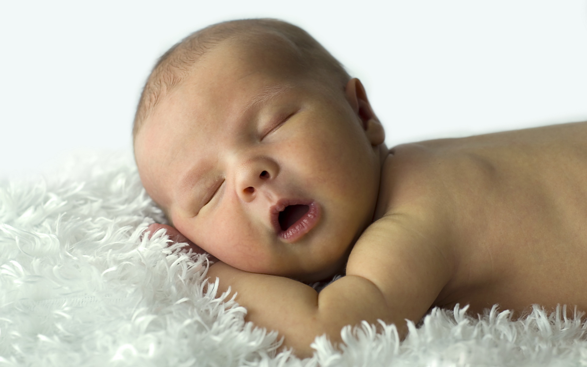 Bebês podem e precisam aprender a dormir bem à noite